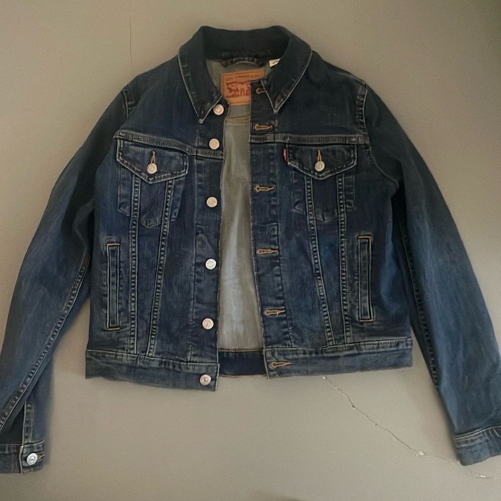 medium levi’s jean jacket